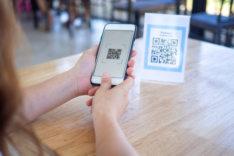 Smartphone scannt QR-Code auf Produktverpackung