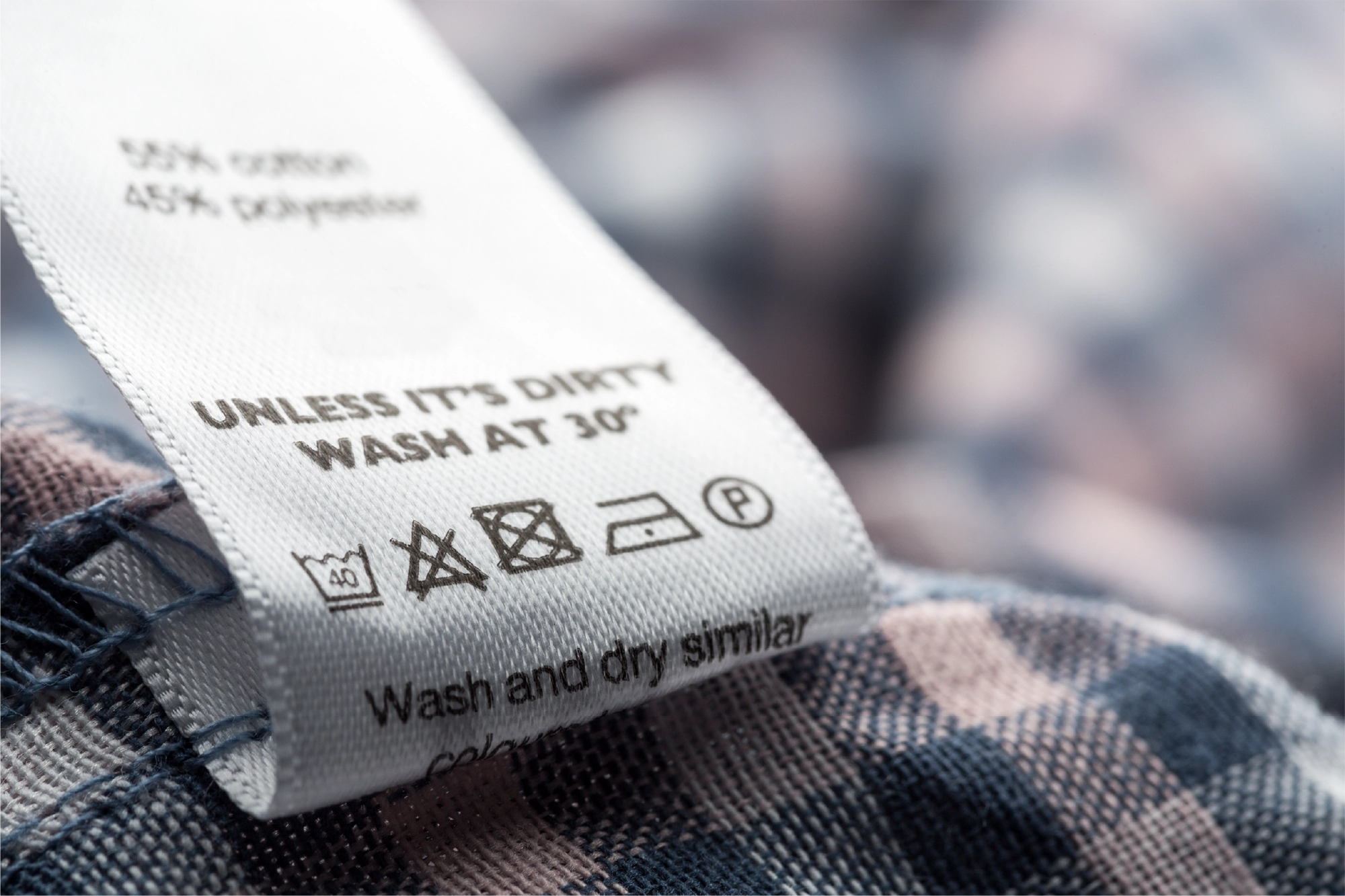 Beispiel 2: Pflegeetiketten und Inhaltskennzeichnung an Bekleidung