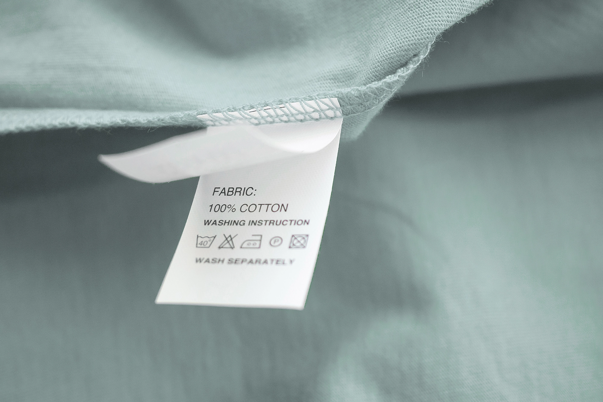 Beispiel 3: Pflegeetiketten und Inhaltskennzeichnung an Bekleidung
