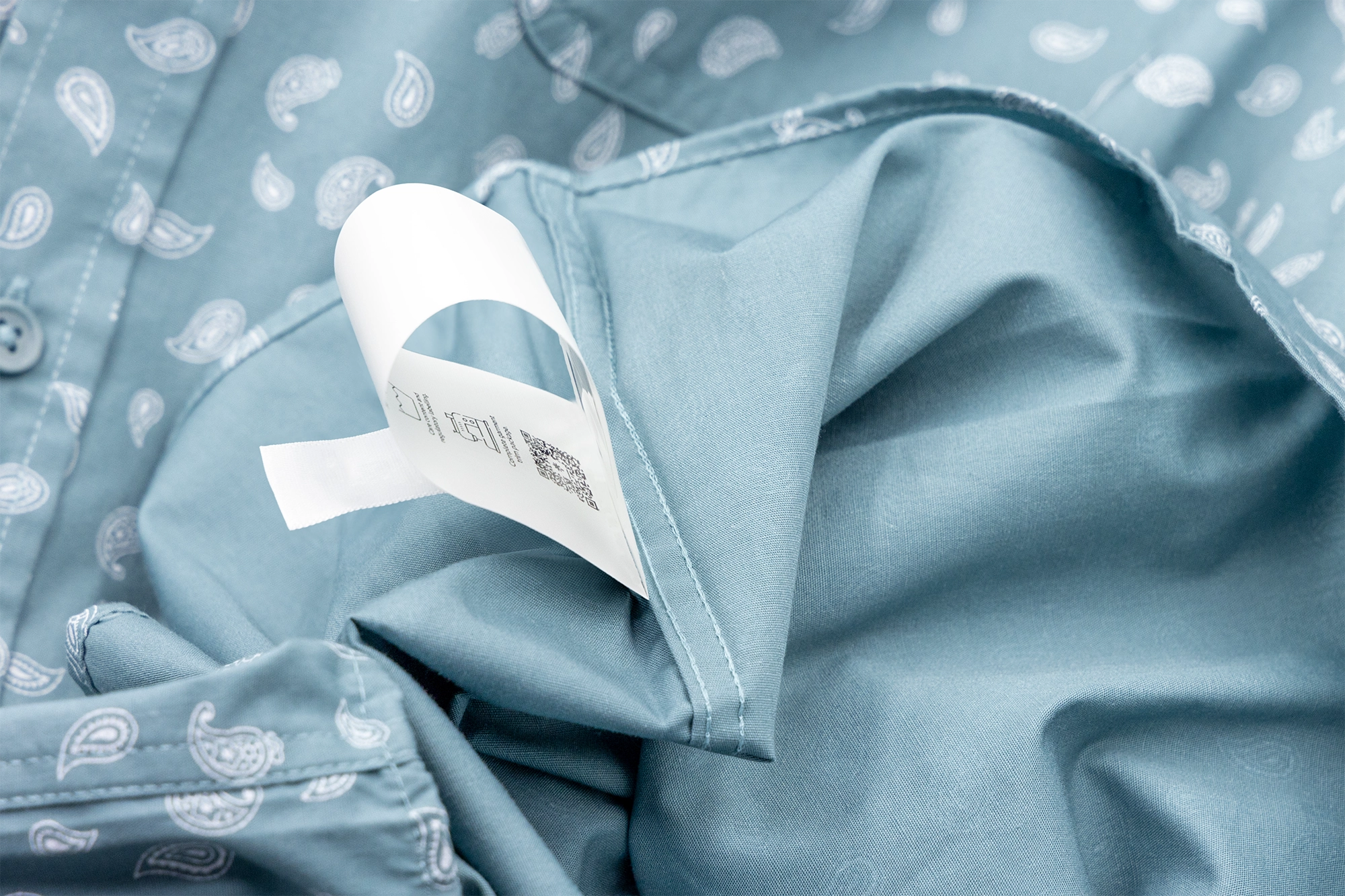 Beispiel 5: Pflegeetiketten und Inhaltskennzeichnung an Bekleidung