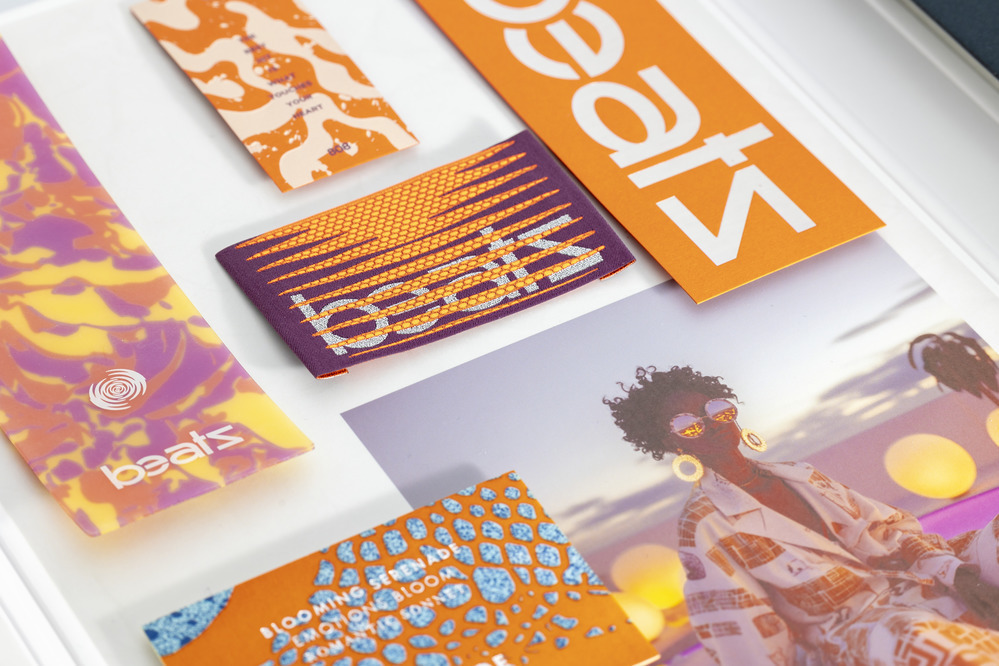 Verschiedene BEATS-Markenetiketten in Lila und Orange