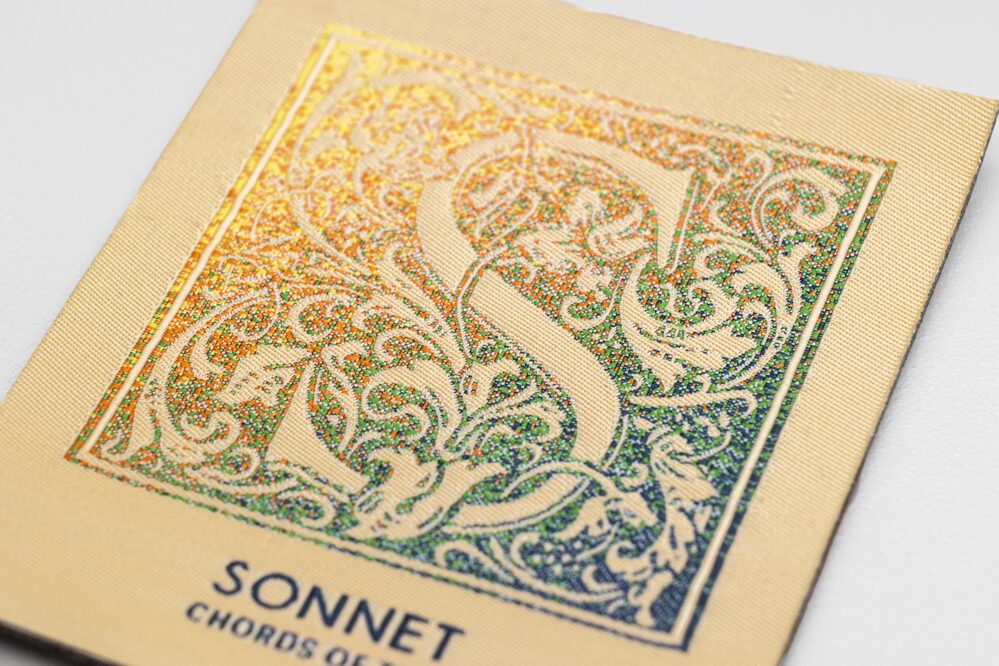 Nahaufnahme eines gewebten SONNET-Bekleidungsetiketts