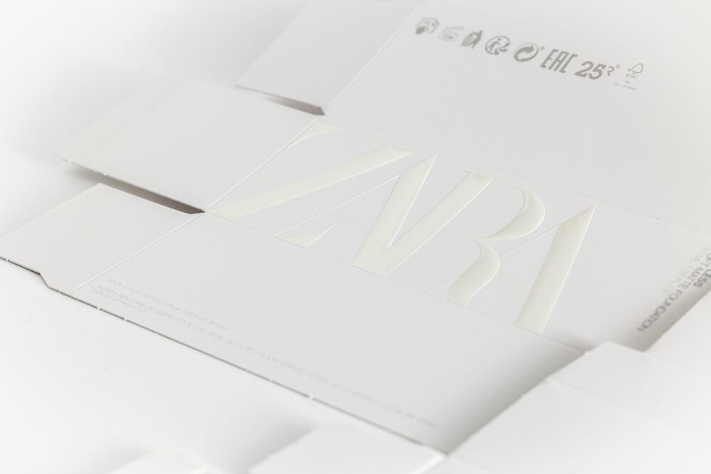 Weiße gefaltete Zara-Verpackung