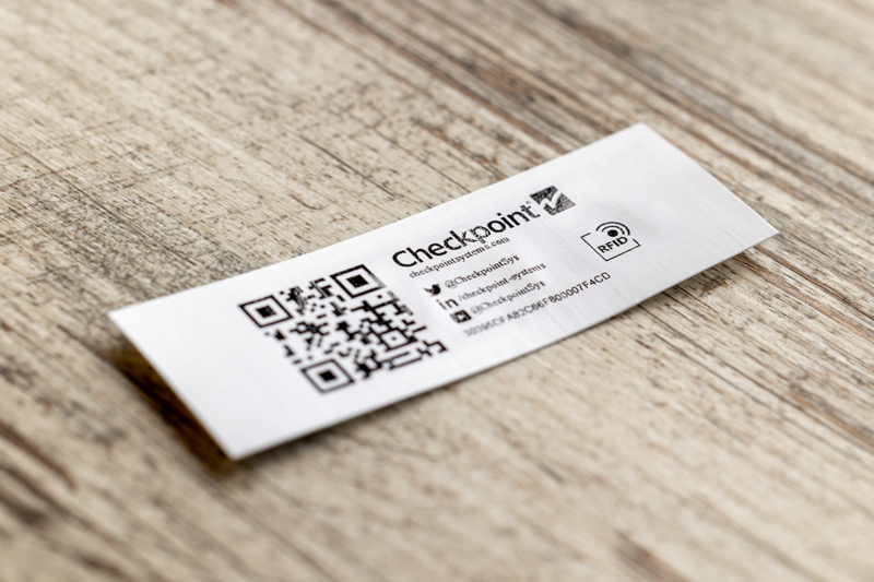 Pflegeetikett mit QR-Code an einem Kleidungsstück