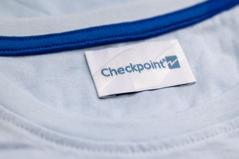 Gewebtes Bekleidungsetikett mit eingebettetem RFID-Inlay