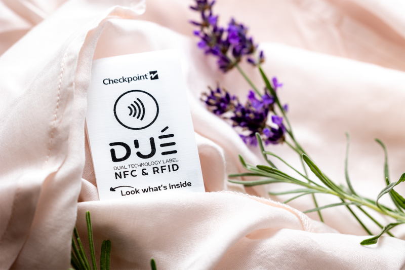 Pflegeetikett mit integriertem RFID-Inlay
