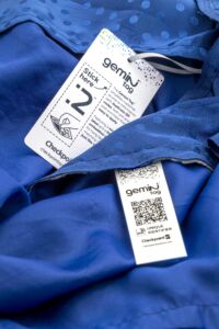GEMINI TAG mit QR-Code am Pflegeetikett und zusätzlichem Aufkleber