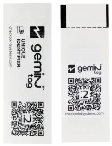 GEMINI Sew in: eingenähtes Pflegeetikett mit RFID und QR-Aufkleber