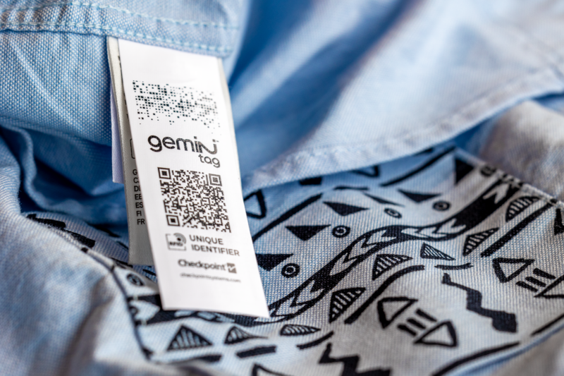 GEMINI TAG an einem Kleidungsstück angebracht