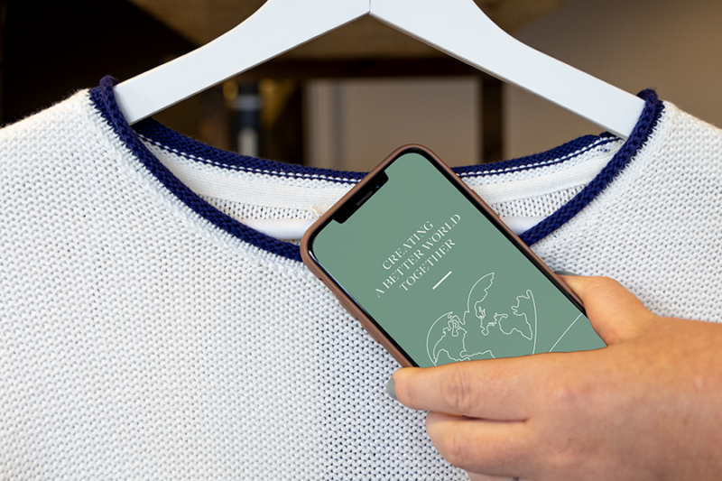 Smartphone liest ein NFC-Etikett an einem Produkt
