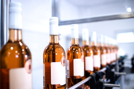 FromVineyardToBottle viinipulloja tuotantolinjalla