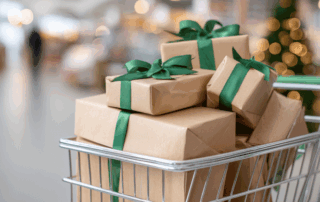 Maksutapahtuma kassalla joulukoristeisessa myymälässä, RFID-itsepalvelukassa nopeuttaa prosessia.