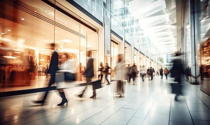 Vilkas ostoskeskus, asiakkaat liikkuvat myymälöiden edessä sesonkihuipun aikana.