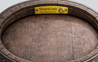 SmartCask by Checkpoint ‑RFID-tunniste viskitynnyrin kannessa, mahdollistaen tynnyrin yksilöllisen tunnistamisen ja digitaalisen jäljitettävyyden