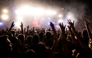 Foule devant une scène de festival