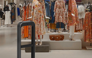 Negozio abbigliamento con antitaccheggio Checkpoint Systems