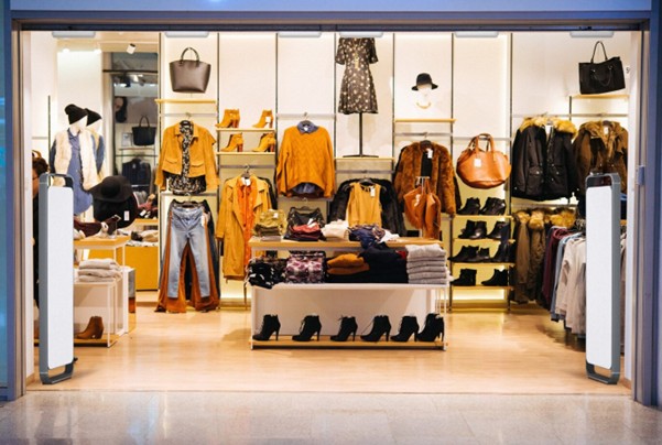 Geautomatiseerde productielijn in een fabriek met apparaten op een transportband, verbonden via een digitaal netwerk dat slimme logistiek en IoT-communicatie visualiseert.