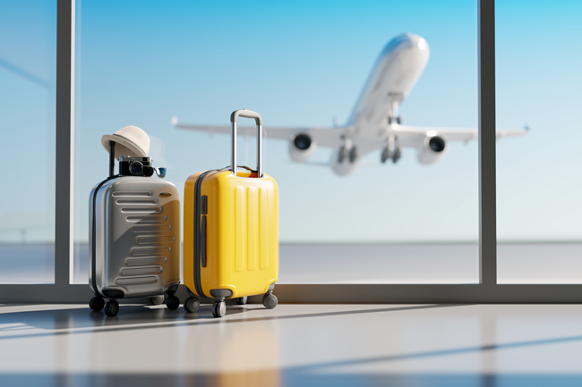 RFID_baggage_tracking twee koffers in een terminal waarbij je een vliegtuig ziet opstijgen