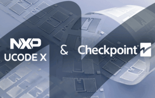 Bannerafbeelding met de logo’s van NXP UCODE X en Checkpoint Systems, geplaatst over een achtergrond van RFID‑inlays en etiketten.