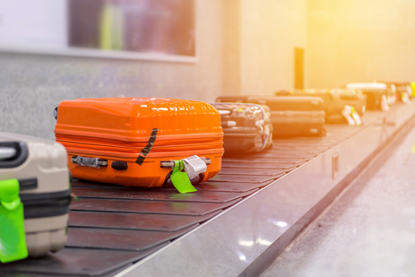 rfid_tracking_airports Koffers op een kofferband op een luchthaven